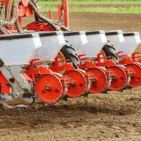 300亩玉米播种需要播种机，请联系